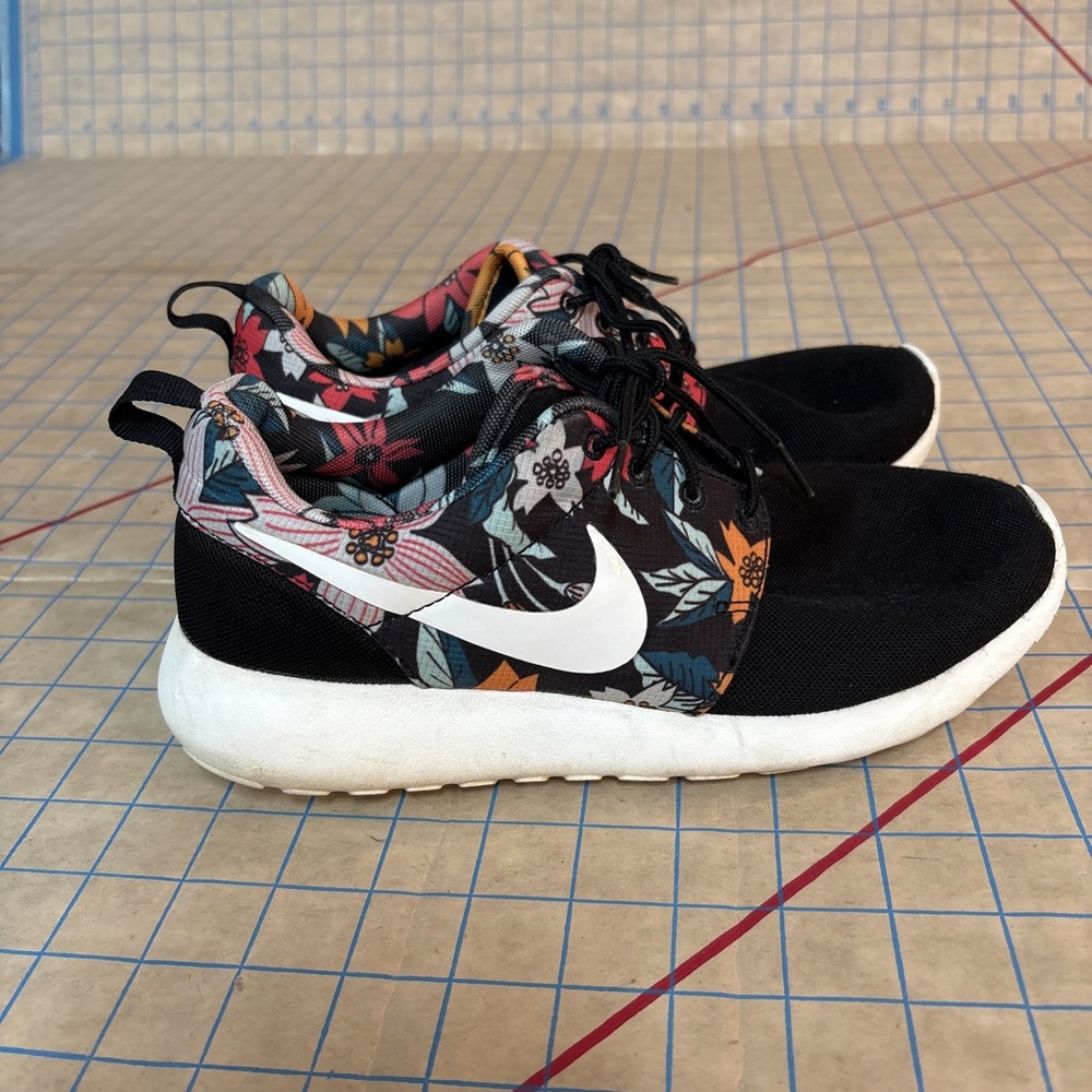 Nike Roshe Run Black Sail Floral Aloha Hawaiian Shoes Womens Size 7.5 599432-090 - Picture 2 of 8
